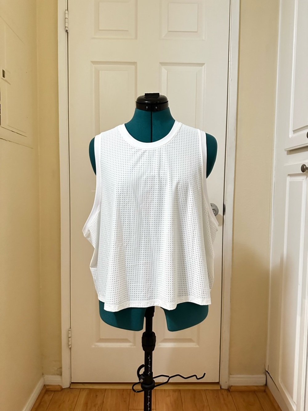 NWT Fabletics Sz 2X White Perforated Airy Mesh Boxy Muscle Stretch Cropped Tank